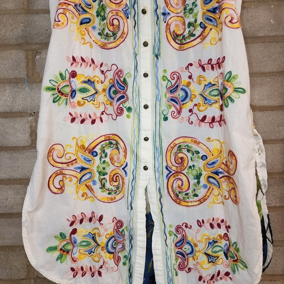Anthropologie Cyrena Boho Embroidered Floral Sleeveless Button-Up Blouse w/Slit - Picture 3 of 8